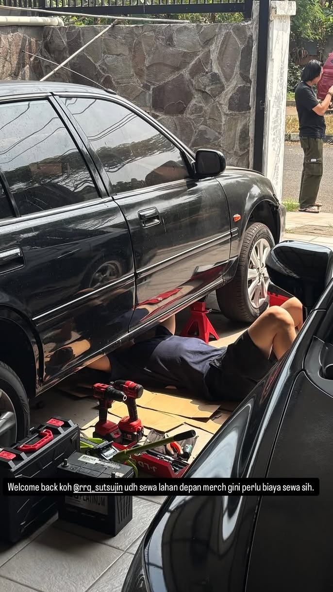 Mobil van layanan Home Service 24 Jam